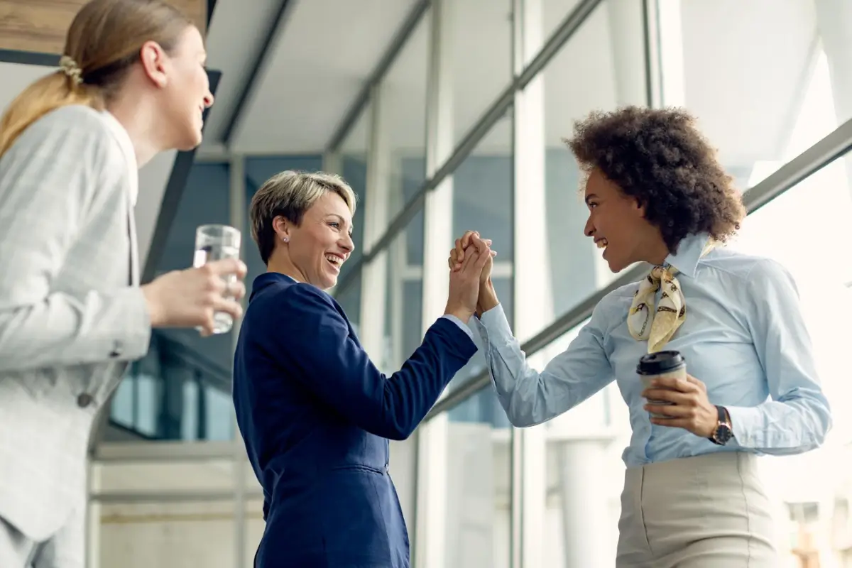 Ambiente que Inspira: O Que Toda Mulher Empreendedora Precisa na Mesa/ Imagem de Drazen Zigic no Freepik