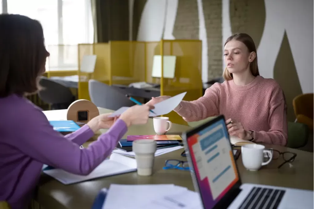 Crie Ambiente de Trabalho Saudável e Motivador em 13 Passos/ Imagem de lookstudio no Freepik