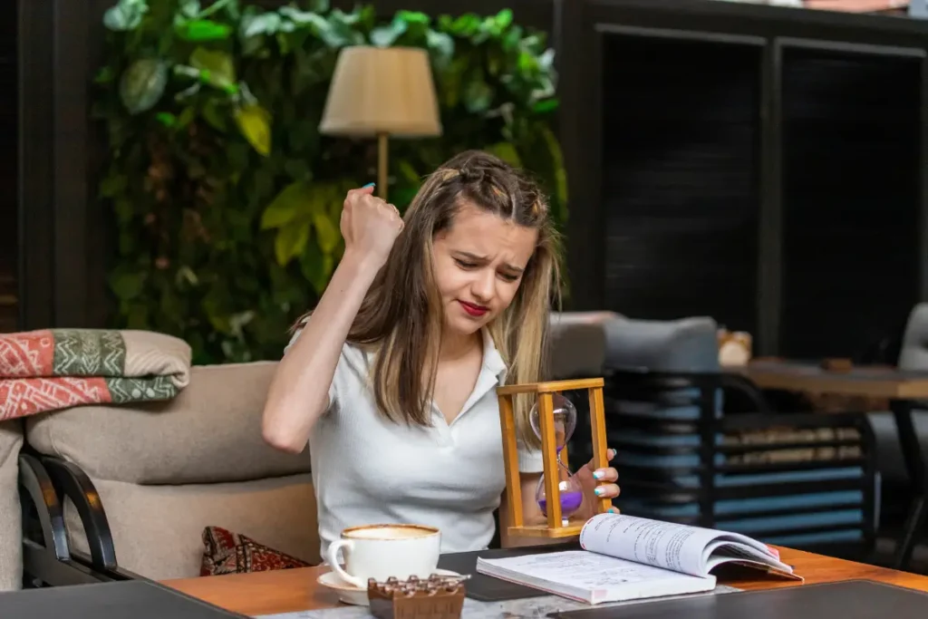 Linda senhora segurando a ampulheta e apertou o punho azerbaijan_stockers Você não precisa fazer tudo para ter um dia produtivo