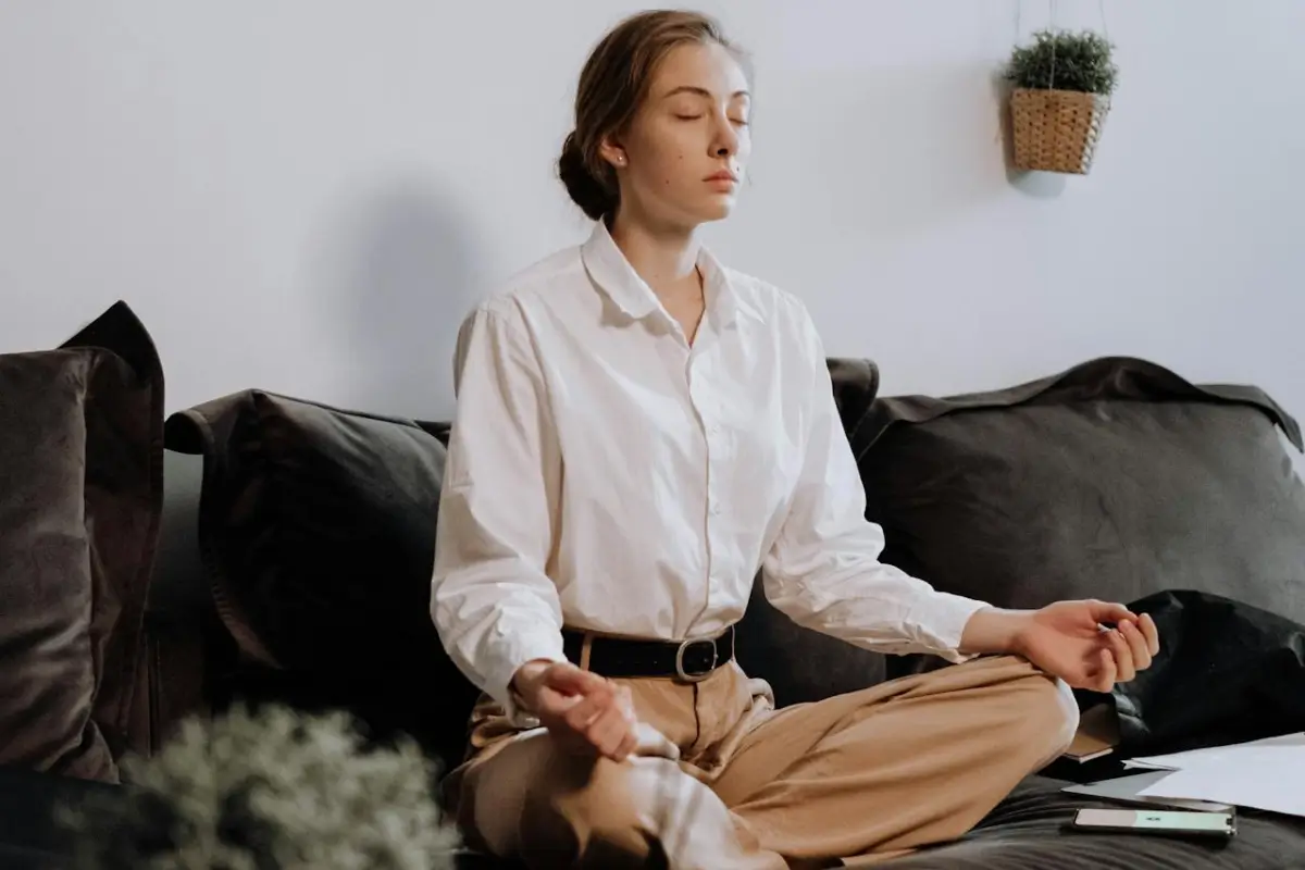 Revelando o Poder da Meditação/Foto de Ron Lach pexels.com foto-concentracao-atencao-foco-sofa