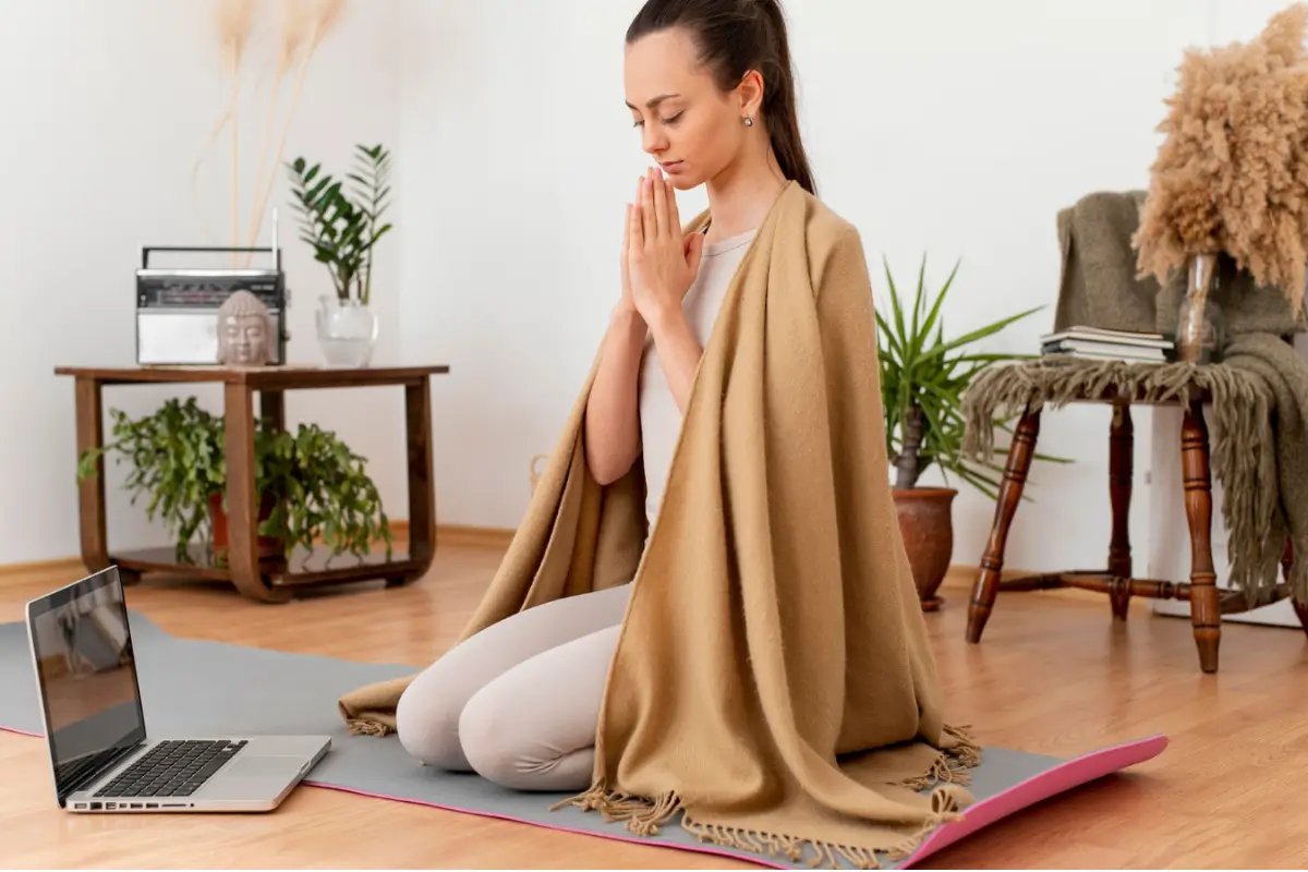Revelando o Poder da Meditação/fotos-mulher-meditando-em-casa-no-tapeted Imagem de freepik2