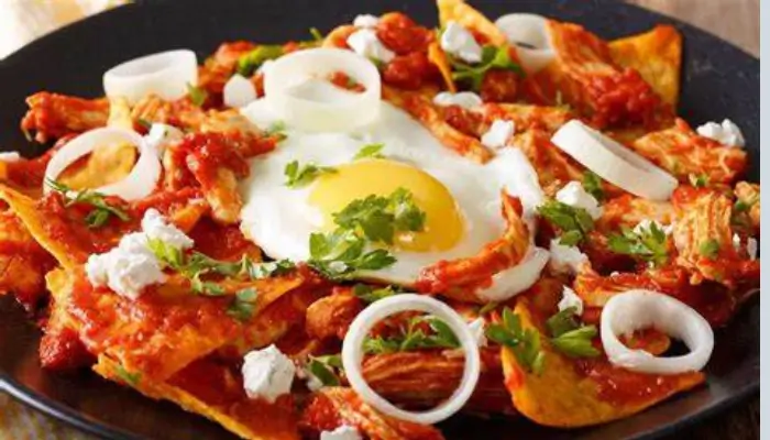 Chilaquiles rojo tortilhas de milho fritas Foto de pexels com