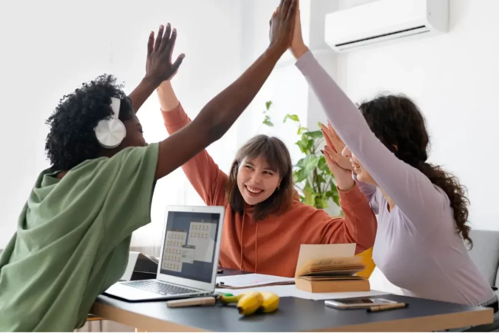 Colegas fazendo trabalho em equipe para um projeto Imagem de Freepik.