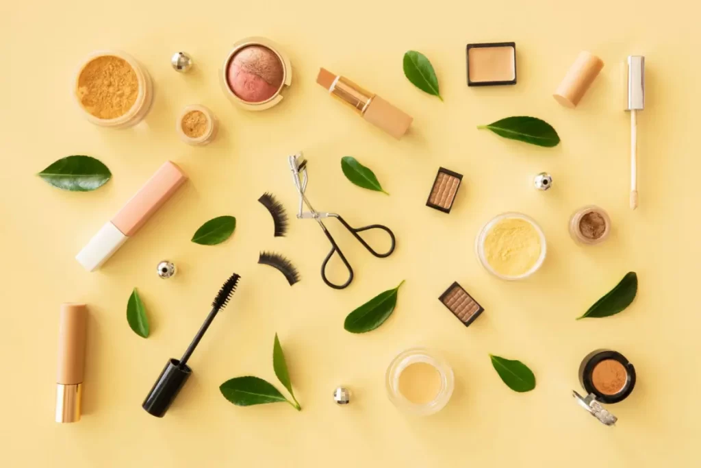 cosméticos sustentáveis produtos de maquiagem natural na mesa Imagem de Freepik