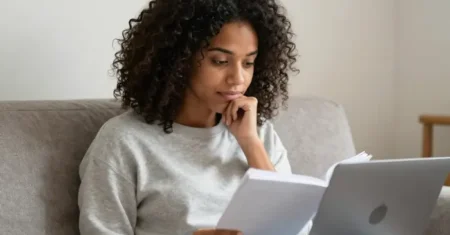 Procrastinação emocional: por que você quer mudar, mas continua adiando tudo 
