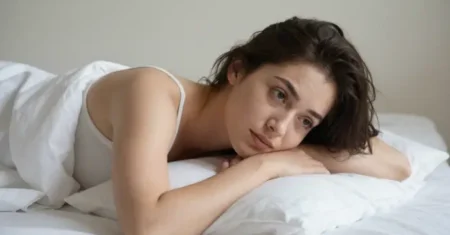 Por que sua mente acelera justamente na hora de dormir?