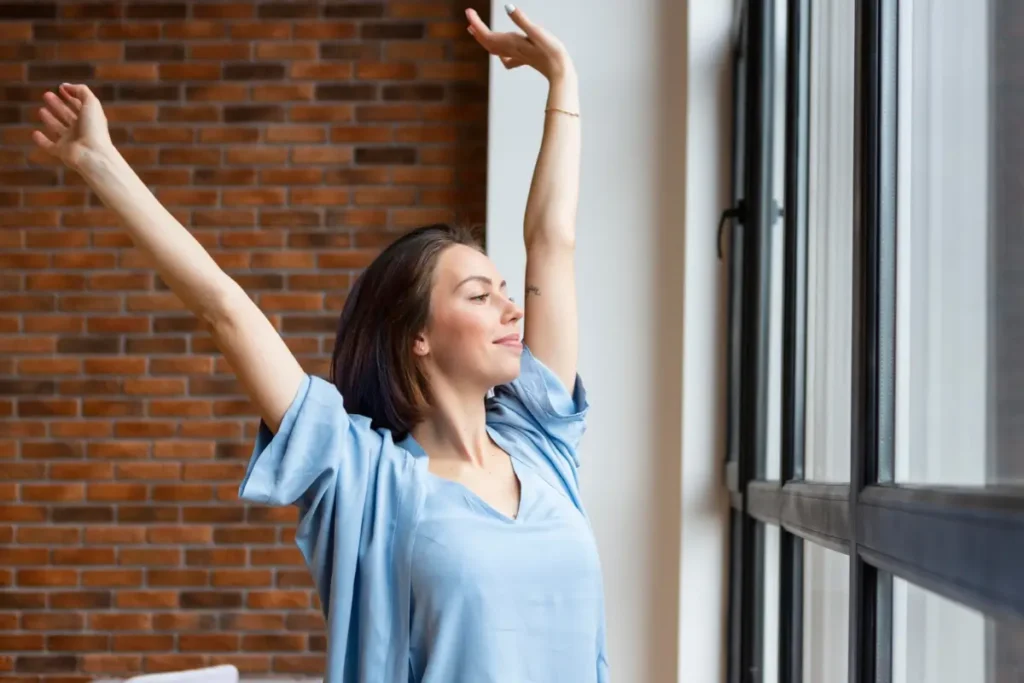 rotina matinal Jovem aproveitando o tempo livre em casa Casa. Imagem do Freepik.